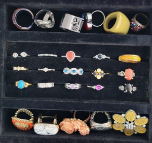 26 Rings - Vintage to Now - Various Sizes - Rhinestones Lucite Flowers - Picture 1 of 10