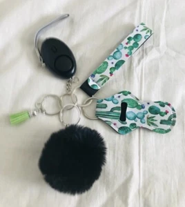 Woman Keychain with 5 accessories. Black & Green Color & Flowers + 2 Gifts - Picture 1 of 7