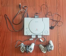 SONY PLAYSTATION SCPH-1001 WITH 2 CONTROLLERS AND 2 GAMES