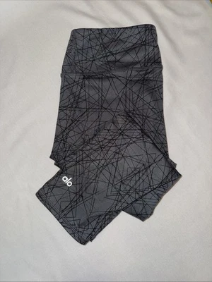 Leggings Capri ALO Yoga Feminina Preta Data Airbrushed Cinza e Preta Pequena - Imagem 1 de 4