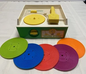 VINTAGE FISHER PRICE SESAME STREET MUSIC BOX GIRADISCHI COMPLETO Funzionante! Bello - Foto 1 di 8