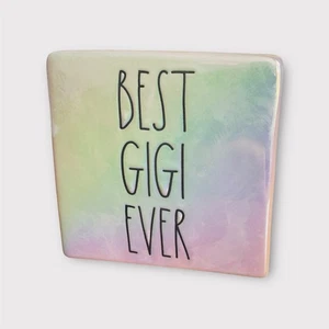 Rae Dunn Best Gigi Ever Bloque Cerámico Pastel Iridiscente Letrero Decoración Magenta - Imagen 1 de 7