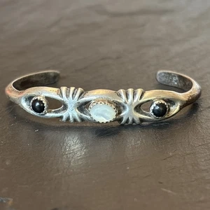 Navajo Vintage Tuffsteinguss Jet MOP Manschette Armband Sterlingsilber 6,5 Zoll - Bild 1 von 18