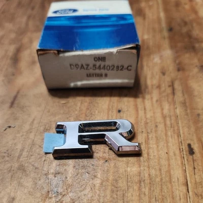 Nuevo de Lote Antiguo Tapa Cubierta Letra "R" 1979 Ford LTD 2 y 4 Puertas Sedanes, Landau D9AZ-5440282-C Foto 1 de 4