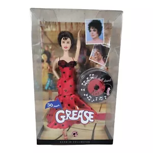 Barbie Rosa Etiqueta Rizzo Vestido Rojo 30 Años de "GRASA" Soporte Muñeca Musical. NRFB! - Imagen 1 de 5