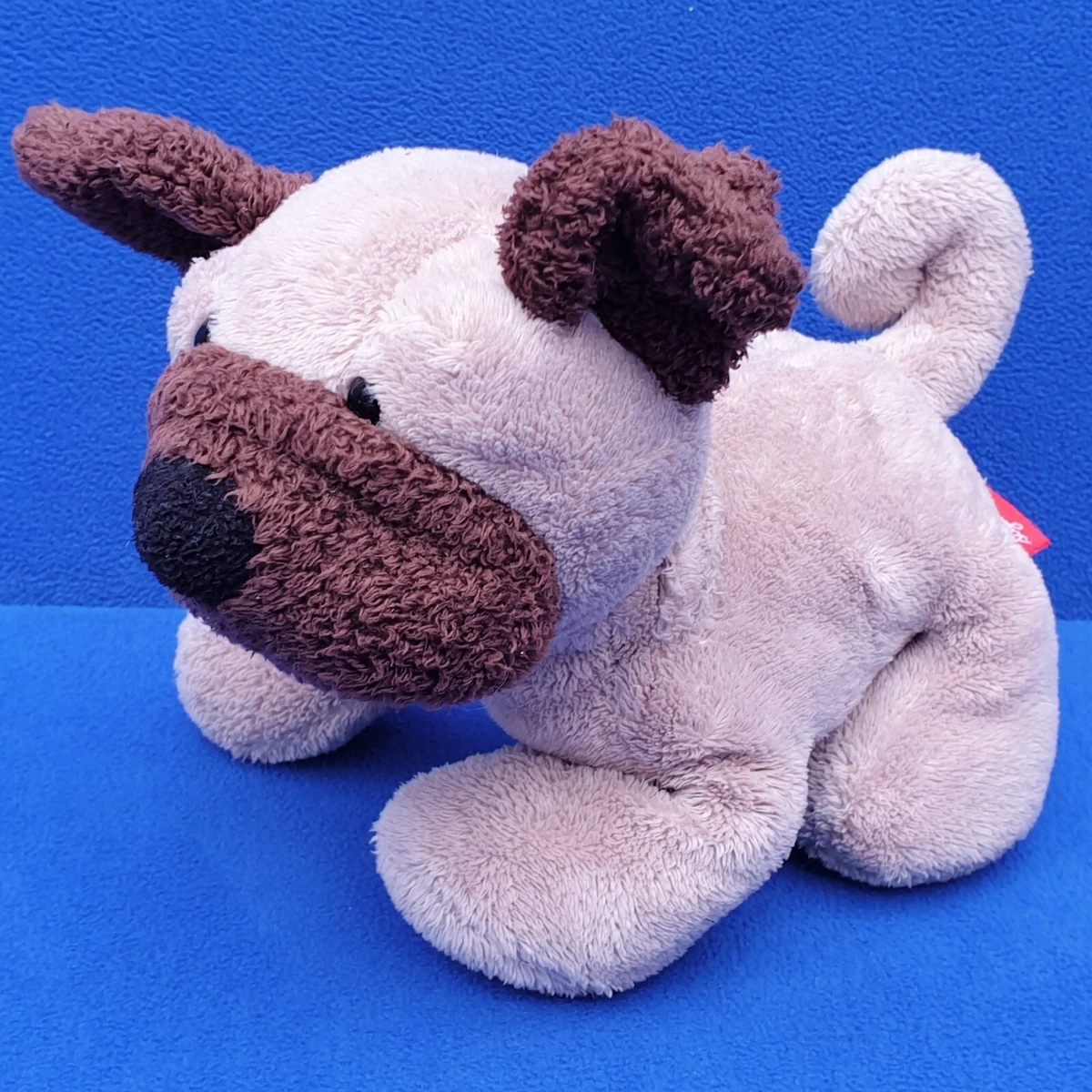 SUKI Mops Kuscheltier Emma – Sitzend, Super Weich, Ca. 15 Cm