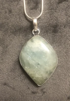 Collar colgante de piedras preciosas de aguamarina en cadena de serpiente de plata  Foto 1 de 4