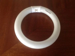 2 X CROMPTON 22WATT CIRCULAR 22w T9 FLUORESCENT TUBE, COLOUR WARM WHITE 830 - Picture 1 of 1