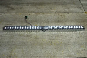 Jaguar XJ8 1998-2003 VANDEN PLAS MALETERO TRASERO MOLDURA MOLDURA CON INTERRUPTOR DE LIBERACIÓN OEM - Imagen 1 de 10