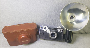 Vintage Argus C-3 The Brick 35mm dalmierz kamera filmowa z obudową i lampą błyskową ok. 1955