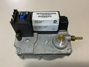 BRYANT CARRIER PAYNE EF32CW204 GAS VALVE WHITE RODGERS 36F24 210 E1 - Picture 1 of 5