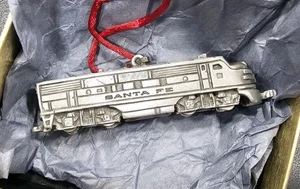 LOCOMOTIVA DIESEL LIONEL Santa Fe F3 ornamento in peltro. Lungo 3". - Foto 1 di 9