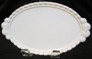 Bandeja ovalada Westmoreland Glass Company con asas con patrón de uva y hojas - Imagen 1 de 3