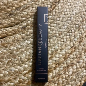 Delineador de ojos líquido Defiance Beauty by Nechomi Infinity • Negro carbón • 0,5 ml - Imagen 1 de 3