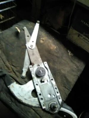 REGULADOR DE JANELA FRONTAL DIREITO PASSAGEIRO MANUAL 4 PORTAS SERVE 71-76 BUICK 8817 - Imagem 1 de 4