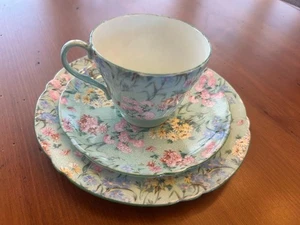 Shelley Fuß "Melodie" Chintz Tasse & Untertasse mit Teller Trio Fine Bone China - Bild 1 von 3