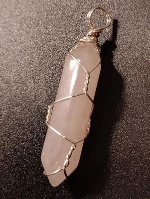 Модный кулон - розовый кварц камень - светло-розовая проволока обернутый цилиндр формы - Изображение 1 из 3