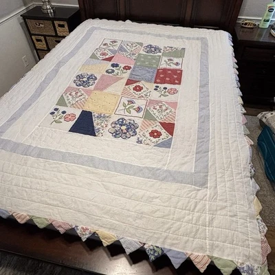 Vintage American Folk Art Quilt Scalloped Triangle Trim Reversible Full 82x63 - Image 1 of 4