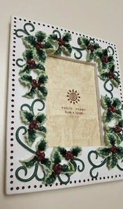 CHRISTMAS PICTURE FRAME 3.5 × 5 HEAVY WHITE WITH HOLLY DESIGIN/TABLE TOP - Picture 1 of 3