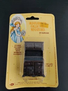 Vintage 1978 Durham Holly Hobbie Druckguss Miniaturen #52 Küchenschrank RAR - Bild 1 von 4