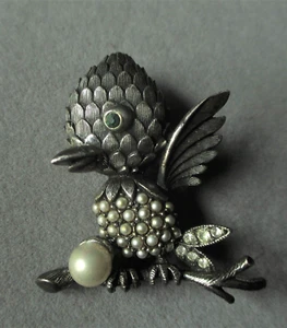 VINTAGE 1960'S WHIMSICAL PAVE' PEARL - RHINESTONE BIRD BROOCH BY TORTOLANI - Picture 1 of 4