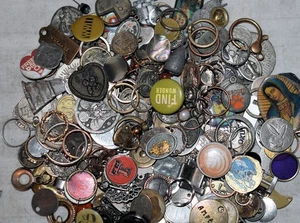 185g. 2 PFUND LOSE SCHMUCKSTÜCKE, RING, OHRRING, KNÖPFE, PINS, KUNSTEDELSTEINE, SELTSAME - Bild 1 von 3