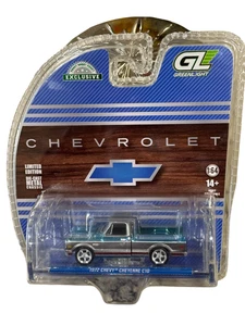 Greenlight Chrome Chase 1972 Cheyenne C10 Short Bed Blue & Gunmetal Gray 1/64 - Bild 1 von 1