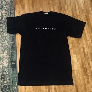 T-Shirt von VETEMENTS schwarz mit Schriftzug Gr. S Limited Edition - Bild 1 von 9