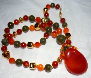 Vintage. Perlen 26 Zoll Halskette mit Anhänger hell & dunkelorange Faux Bernstein grüne Perlen - Bild 1 von 5