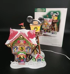 Casa de vacaciones Department 56 North Pole Village Disney Mickey's North Pole - Imagen 1 de 7