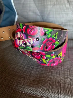 Nuevo con etiquetas Cinturón de Cuero Ed Hardy Por Christian Audigier Blanco Talla M Rosa Piedra Foto 1 de 3