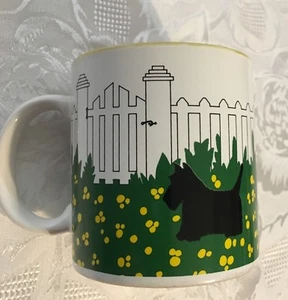 DEPT 56 SCOTTIE Becher Tasse schwarz Terrier Hund weiß Lattenzaun gelb  - Bild 1 von 4