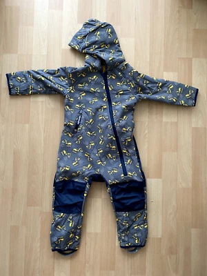 NEU JAKO-O Kinder SOFTSHELLOVERALL mit TEDDYFLEECE Bagger 92/98 mit Kapuze NEU - Bild 1 von 4