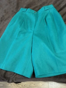Gefütterte Wollshorts für Damen in Smaragdgrün nach Requirements und Größe 10 - Bild 1 von 4