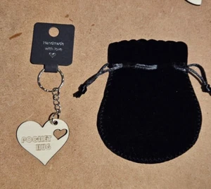 Herzförmige Taschenumarmung Holz Schlüsselanhänger, Keep Sake, Freund + Geschenktüte - Bild 1 von 2