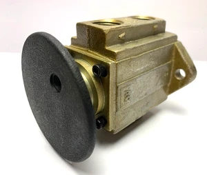 Parker C337M1 Pushbutton Valve - Picture 1 of 4