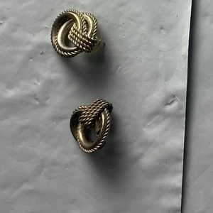 Vintage Ohrringe mit gedrehten Knotenknöpfen goldfarben Damen Modeschmuck - Bild 1 von 2