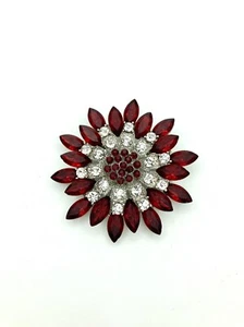 Hermoso Broche Grande con Tachuelas de Estrás - Forma de Flor - Elegante - Tono Plateado - Imagen 1 de 4