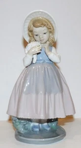 LOVELY 1982 NAO BY LLADRO DAISA PORCELAIN GIRL WITH FLOWER BOUQUET FIGURINE - Picture 1 of 7