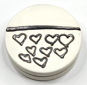 Caja de baratijas con tapa redonda de gres de cerámica de arte de estudio con corazones blanco roto mate - Imagen 1 de 10
