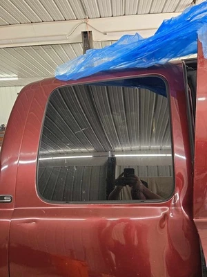 Used Rear Right Door Glass Rear fits: 2002 Chevrolet Silverado 1500 pickup class Foto 1 de 4