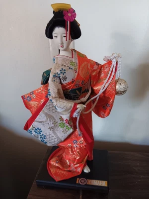 Boneca vintage Yamaha Kyugetsu 14" com base de madeira gueixa - feita no Japão - Imagem 1 de 4