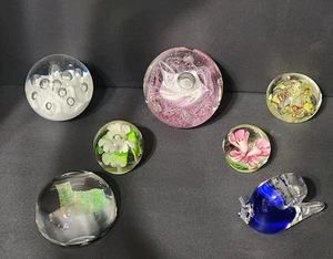 Menge 7 Kunst Glas Briefbeschwerer - mundgeblasen, Vintage, Floral, Blasen, Satellit - Bild 1 von 23