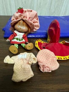 Kenner Strawberry Shortcake 1979 vintage con poncho de lluvia y camisón/gorra - Imagen 1 de 13
