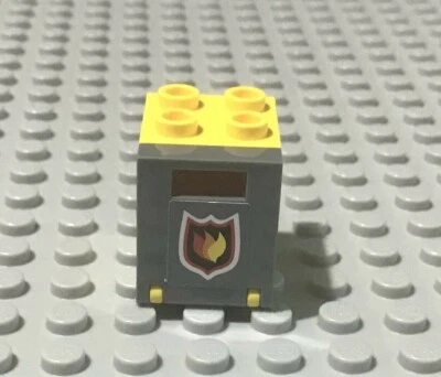 LEGO 2x2 CAJA CONTENEDOR AMARILLA con puerta abatible gris oscuro con logotipo clásico de fuego Foto 1 de 3