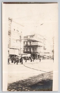Cartolina fotografica reale RPPC scena di strada occupata centro Kodak pubblicità  - Foto 1 di 2