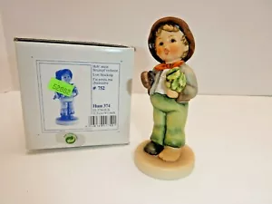 Figura Goebel Hummel Lost Stocking 374 4 1/2" Alemania Sin usar, en caja - Imagen 1 de 6