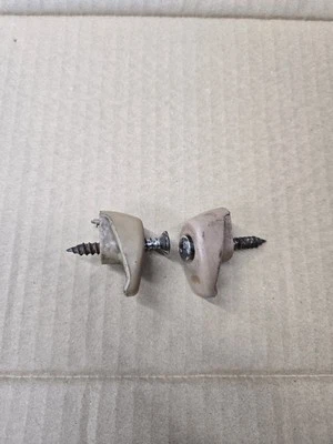 1979 - 1983 Datsun Nissan 280ZX Casaco Gancho Clipe Par Ambos Conjunto OEM Bege Com Parafusos - Imagem 1 de 4