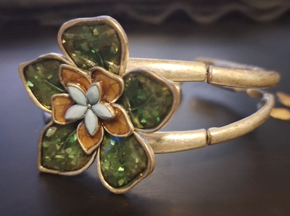 Brazalete ajustable Liz Claiborne firmado verde esmalte flor tono plata Foto 1 de 4