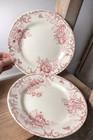 Lot de 2 assiettes plates anciennes Boulenger, terre de fer  décor floréal rouge